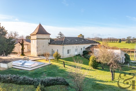 A vendre propriété en pierre d'environ 334 m² habitables