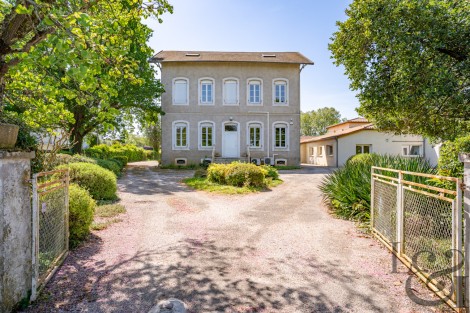Ensemble immobilier composé de 4 bâtiments à vendre à Villeneuve sur lot