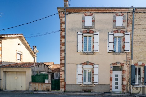 Maison de ville avec cour à Sainte-Livrade-sur-Lot ( Lot-et-Garonne, 47)