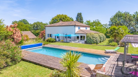 Maison avec gîte et piscine.