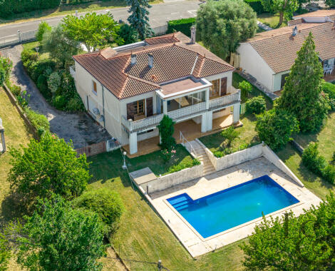 Maison traditionnelle avec piscine et vue, à vendre à Pujols