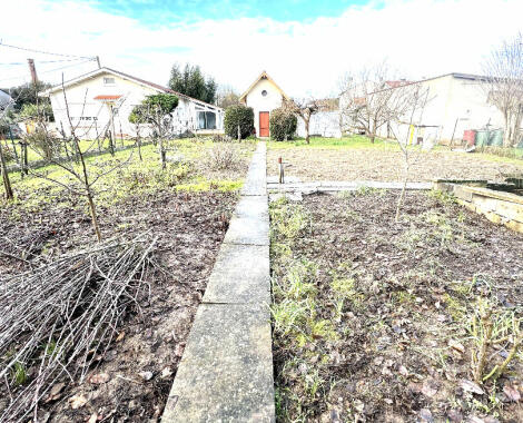 Terrain à Sainte-Livrade-sur-Lot de 450 m² environ.