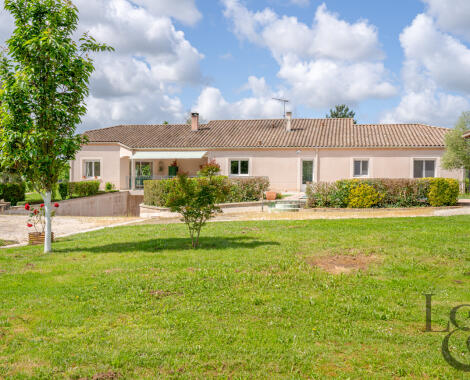 Agréable maison en bord de Lot avec piscine et terrain d'environ 5 495 m² à Casseneuil