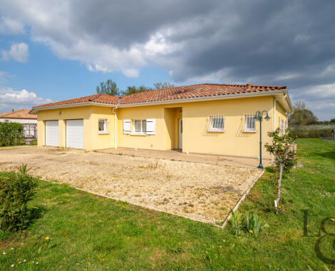 A vendre maison de plain-pied à Saint-Etienne-de-Fougères secteur calme.