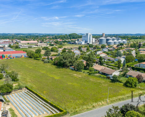 Terrain constructible à Sainte Livrade-sur-Lot 9 771 m²