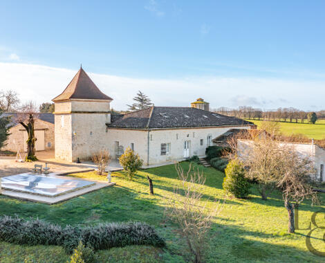 A vendre propriété en pierre d'environ 334 m² habitables