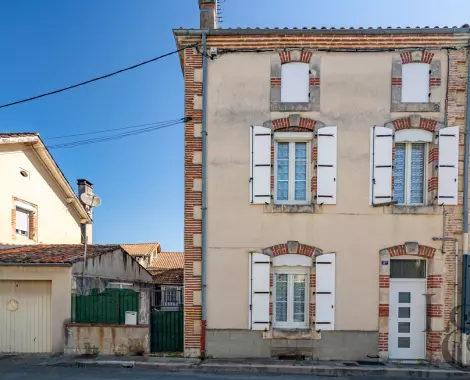Maison de ville avec cour à Sainte-Livrade-sur-Lot ( Lot-et-Garonne, 47)