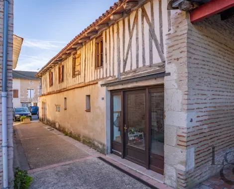 Ensemble immobilier composé d'un local commercial et de 7 appartements au Temple-sur-Lot ( Lot-et-Garonne, 47)