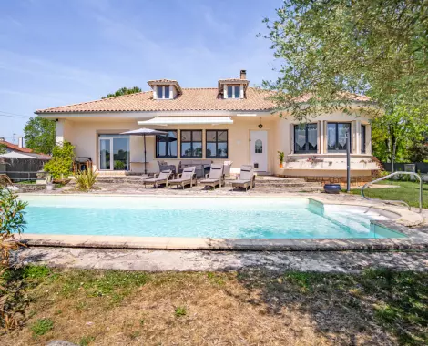 A vendre secteur Casseneuil belle villa de caractère de 7 pièces, avec piscine.