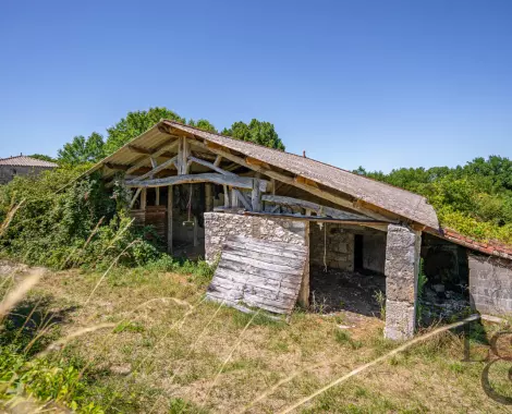 Grange et 2 dépendances à rénover