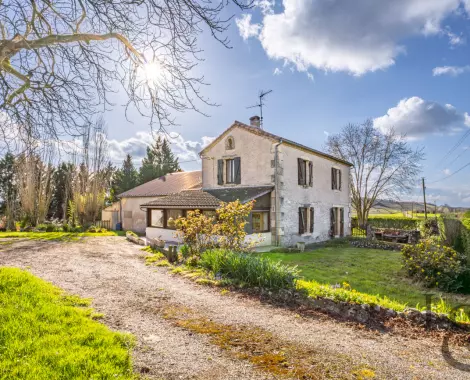 Maison en pierre avec dépendances à Monclar