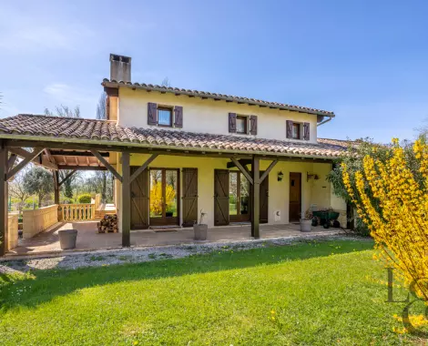 A vendre à Sainte-Livrade (LOT-ET-GARONNE 47) belle villa avec piscine
