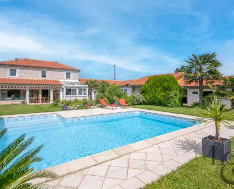 Maison en pierre rénovée à vendre proche commerces de Villeneuve-sur-Lot