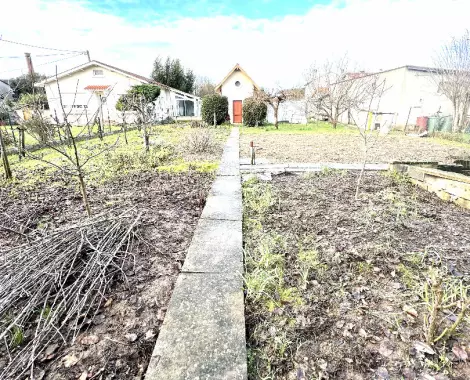 Terrain à Sainte-Livrade-sur-Lot de 450 m² environ.
