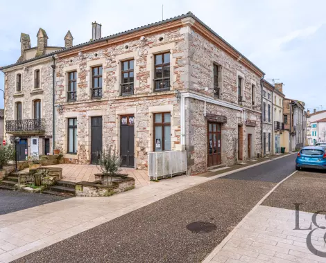 Maison de ville aménagée en salle de spectacle à vendre à Monclar d'Agenais