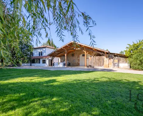 Propriété en pierre avec dépendances à proximité de Villeneuve-sur-Lot
