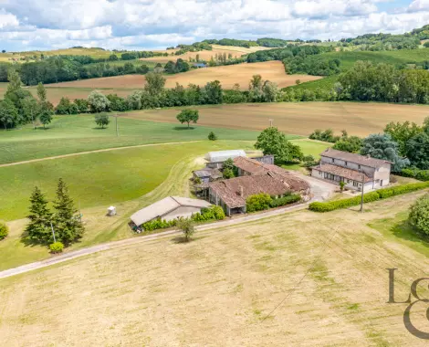Ancien corps de ferme situé à Monclar