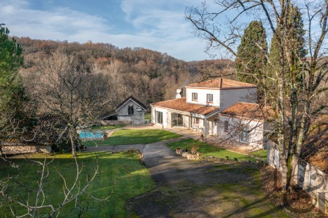 Maison de caractère avec dépendances et piscine entre Villeneuve et Agen