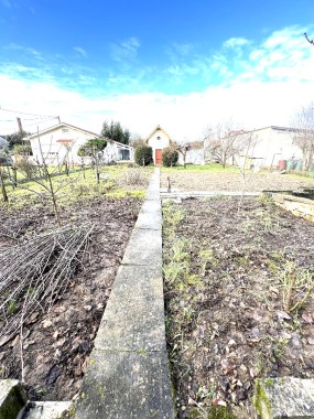 Terrain à Sainte-Livrade-sur-Lot de 450 m² environ.