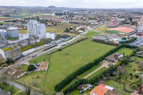 A vendre terrain à Sainte-Livrade-sur-Lot 10 843 m² environ CERTIFICAT D'URBANISME FAVORABLE