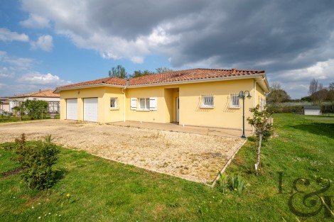 A vendre maison de plain-pied à Saint-Etienne-de-Fougères secteur calme.