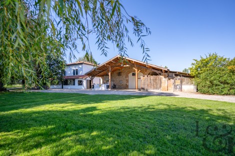Propriété en pierre avec dépendances à proximité de Villeneuve-sur-Lot